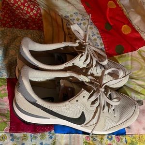 Nike Internationalist bone/gray shoes